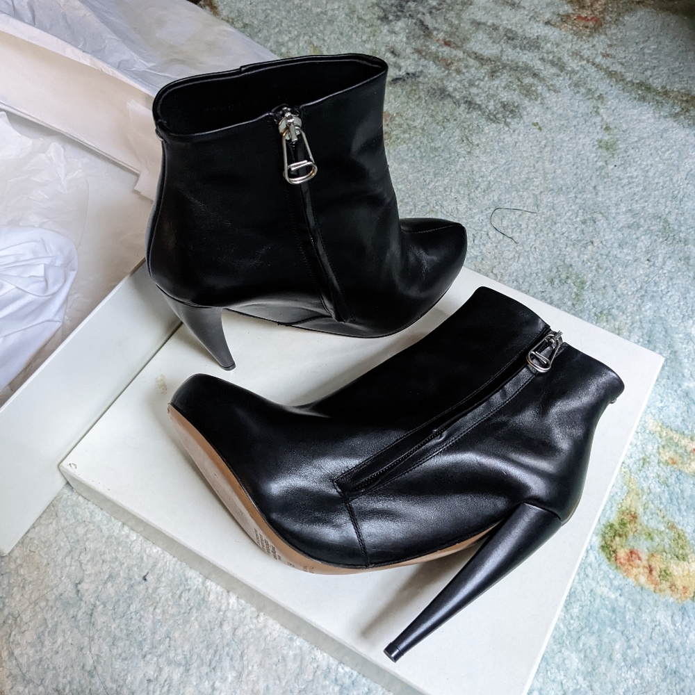Maison Margiela Curved Stiletto Heel Black Ankle Boots size 39 / 7 or 7.5